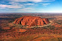 Uluru,_helicopter_view,_cropped Cette photo n'est pas de moi, elle prise d'hélicoptère. Nous ne sommes pas allés visiter le rocher rendu aux arborigènes. Respect envers eux.