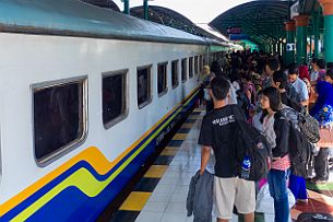 PB054640 Gare de Surabaya, l'aéroport de Bali étant fermé, beaucoup de gens passent par Java