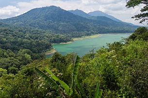 PB085361 Nous quittons le Nord pour passer par le centre et rejoindre Ubud . Un arrêt panoramique sur les lacs de Tamblingan .../...