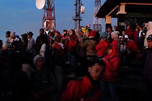 P1030867 Ne pas croire qu'il faille se lever à 4 h du matin, louer un 4X4 pour regarder le soleil se lever sur le Bromo.10000 personnes !