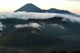 P1030892 Le Bromo est celui du centre, encore dans les nuages (dont il en émet une bonne partie)