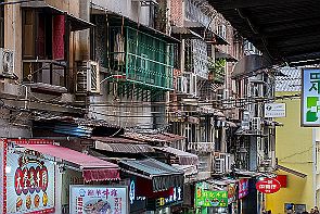 HongKong - Perriere-Taiwan-2_3668 Les rues sont bondées et les habitants, comme les touristes, gourmands. -*-