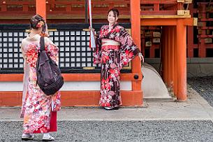 Japon -4773 Selfies, selfies. En tenue bien sur. Toujours étrange pour moi, le port du smartphone en costume traditionnel ...