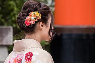 Japon -4776 La tenue traditionnelle est taillée pour mettre en valeur la nuque, siège de la sensualité Nipponne.