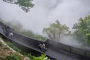 Perriere-Taiwan-3_0921 Changement de décor aux sources d'eau chaude de Beitou . Le bouillard nous accueille en ce mélangeant aux vapeurs d'eau chaude. -*-