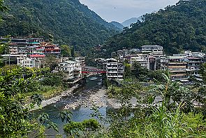 Perriere-Taiwan-3_1436 Un peu déçu par Jiufen, nous allons plus loin au village typique de Wulai . Le grand bâtiment noir en haut à gauche est un parking. -*-