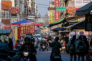 Perriere-Taiwan-3_0840 Pas de trottoirs pour les piétons, c'est assez dangereux. Il faut savoir conduire 