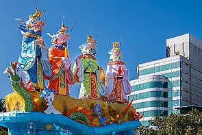 Perriere-Taiwan-1_7289 Monument en papier maintenu par pression de l'air. C'est bruyant et démontable ! Nous sommes dans les jours du nouvel an Chinois. Nous nous dirigeons vers le...