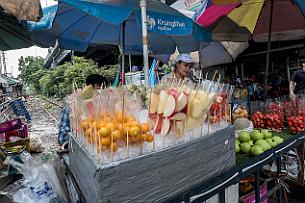 Thailande Marianne 2019 - DSCF6952 A tous les coins de rues, sous chaque pont, de quoi manger.