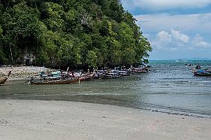 Thailande Marianne 2019 - DSCF0005 Petite ville en bord de mer Ao Nang est très touristique (chance, nous y sommes en période creuse, en Mai)