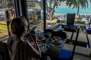 Thailande Marianne 2019 - IMG_20190515_032158 Petit déjeuner derrière la baie vitrée (le vent souffle !)