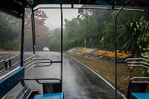 Thailande Marianne 2019 - IMG_20190522_091154 Allongés au sol et mort de rire, nous essayons de nous protéger de la pluie. Nous sommes dans la province du Kanchanaburi