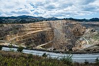 NZ -3104 Waihi. Mine à ciel ouvert d'or et d'argent, dont une partie s'est effondrée et a mis fin à l'exploitation. Cela deviendra un lac. Une autre mine (souterraine)...