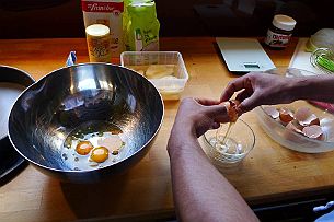 Genoise_003 Technique : on casse l'oeuf dans un bol et s'il est ok, on le transfert dans le saladier. Cela évite que le dernier oeuf pourri oblige à jeter l'ensemble.