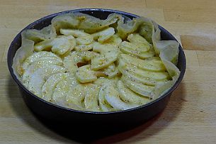 P1050016 Empilez les feuilles tartinées et répartissez les pommes. Couvrez du reste de la préparation.